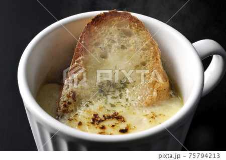 カップで食べる熱々オニオングラタンスープを黒背景で撮影 カップで食べる熱々オニオングラタンスープを黒背景で撮影 75794213