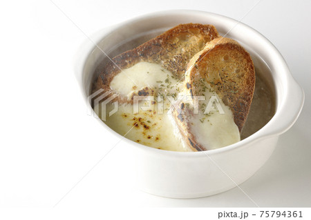 焦げ目のついたチーズ、フランスパンが入ってる熱々のオニオンスープを白背景で撮影 焦げ目のついたチーズ、フランスパンが入ってる熱々のオニオンスープを白背景で撮影 75794361