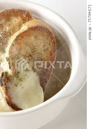 焦げ目のついたチーズ、フランスパンが入ってる熱々のオニオンスープを白背景で撮影 焦げ目のついたチーズ、フランスパンが入ってる熱々のオニオンスープを白背景で撮影 75794371