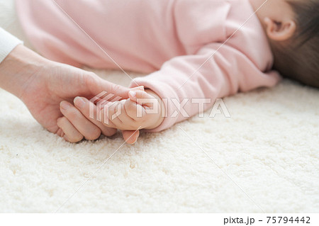 赤ちゃん ママ 手つなぎ 赤ちゃん ママ 手つなぎ 75794442