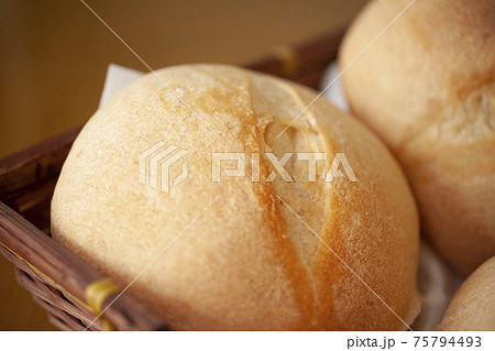 丸いフランスパン_ブール_クープ 75794493