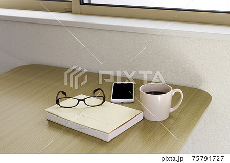 読書の休憩イメージ。本、コーヒー、スマートフォン、眼鏡 読書の休憩イメージ。本、コーヒー、スマートフォン、眼鏡 75794727