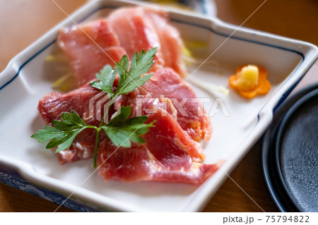 新鮮で美味しそうな鳥刺し 75794822