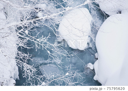 青い川と白い雪 75795620