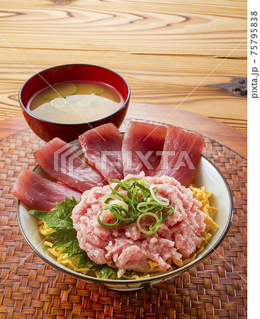 トロ鉄火丼　味噌汁付き 75795838