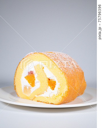 フルーツロールケーキ 75796396