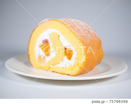 フルーツロールケーキ 75796399