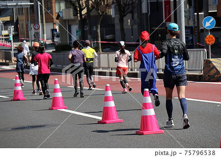マラソン大会で力走する女性ランナー マラソン大会で力走する女性ランナー 75796538