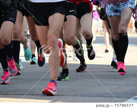 マラソン大会で力走する女性ランナー マラソン大会で力走する女性ランナー 75796577