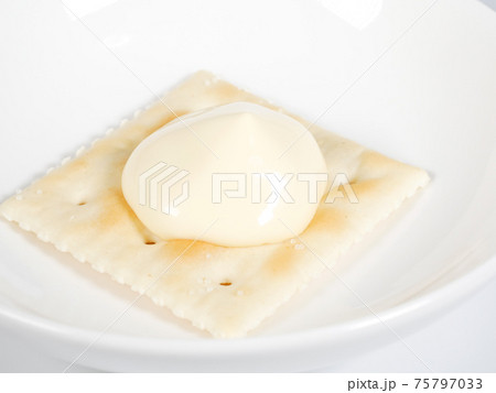 マヨネーズを乗せた四角いクラッカー マヨネーズを乗せた四角いクラッカー 75797033