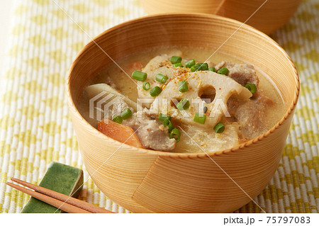 具沢山の根菜入りゴマ豚汁 具沢山の根菜入りゴマ豚汁 75797083