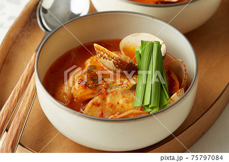 魚介がたくさん入った韓国風スープ 魚介がたくさん入った韓国風スープ 75797084