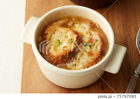 とろとろのオニオングラタンスープ 75797085