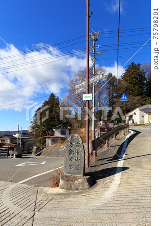 長野_諏訪大社下社前の旧中山道 75798201