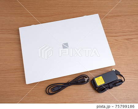 ノートパソコンと電源コード 75799186