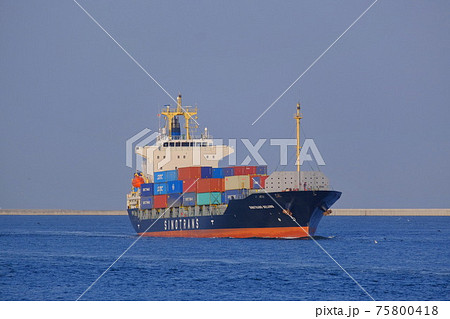 大阪港に入港するコンテナ船 大阪港に入港するコンテナ船 75800418