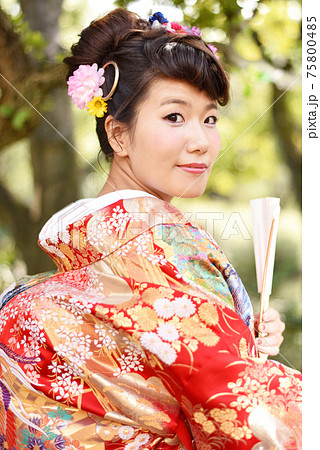 日本庭園にいる色打掛を着た女性 75800485