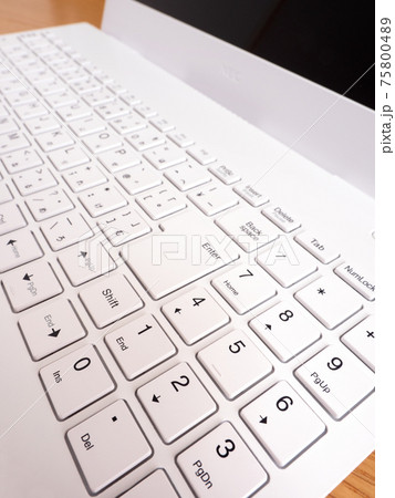 ノートパソコンのキーボード 75800489