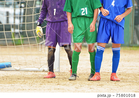 少年サッカーの試合 Fkに備えるゴール前 28 の写真素材