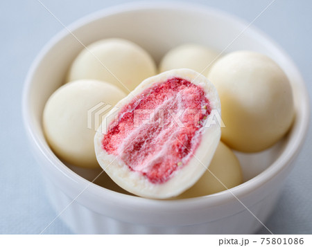 フリーズドライ苺チョコ 75801086