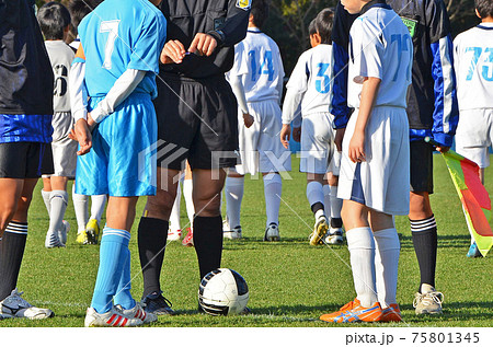 少年サッカーの試合（試合開始前のコイントス）〈30〉の写真素材 [75801345] - PIXTA