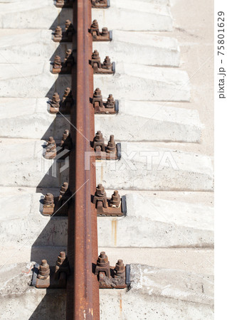 Rusty rail mounted on concrete sleepers 75801629