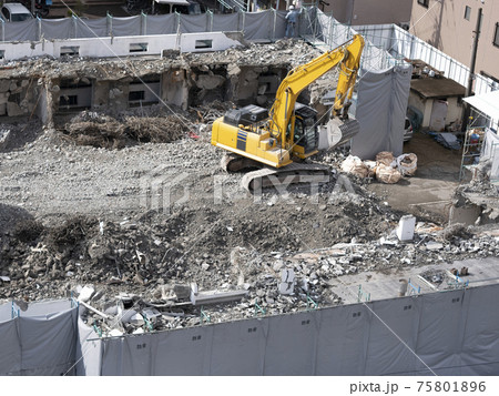 大型重機で取り壊される集合住宅解体の作業風景の写真素材