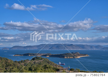鷲羽山から見た釜島と備讃瀬戸と五色台　岡山県倉敷市 75802764