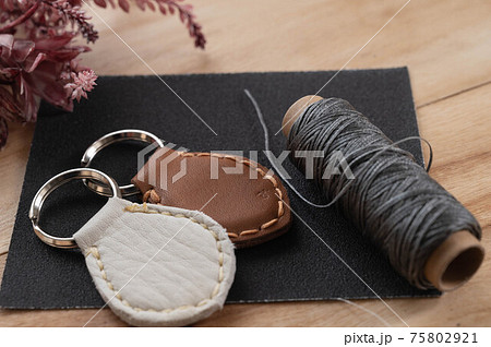 皮の手作りキーホルダー 75802921