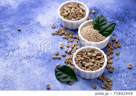 Fresh organic green coffee beans. 75802949