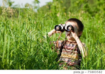 Kid with binocular Kid with binocular 75803582