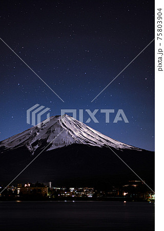 月明かりに照らされる富士山（河口湖） 75803904