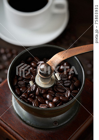 コーヒーミルでコーヒー豆を挽く 75803931