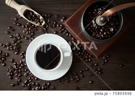 コーヒーミルでコーヒー豆を挽く 75803936