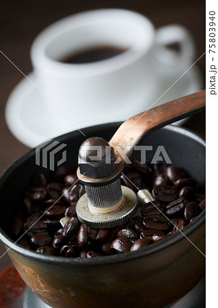 コーヒーミルでコーヒー豆を挽く 75803940
