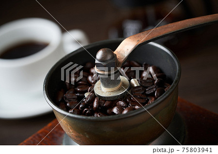 コーヒーミルでコーヒー豆を挽く コーヒーミルでコーヒー豆を挽く 75803941