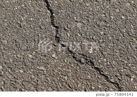 ひび割れたアスファルト ひび割れたアスファルト 75804341