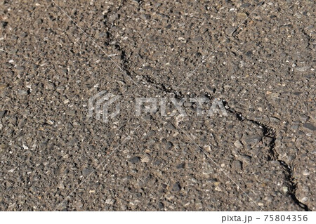 ひび割れたアスファルト 75804356