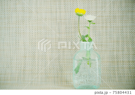 小花を挿した小瓶 小花を挿した小瓶 75804431