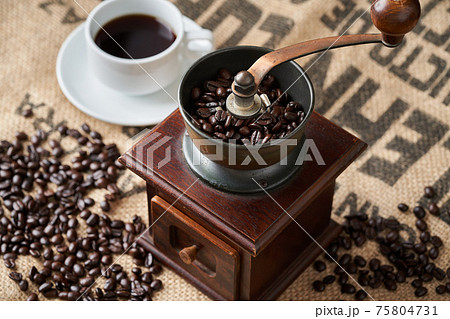 コーヒーミルでコーヒー豆を挽く コーヒーミルでコーヒー豆を挽く 75804731