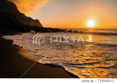 beautiful sunset in the Atlantic ocean on the island of Tenerife.Spain 75804812