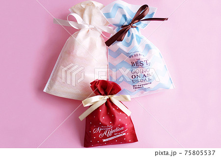 ラッピング袋とピンクの背景 75805537
