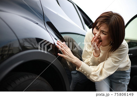 車の傷を確認する女性の写真素材 [75806149] - PIXTA
