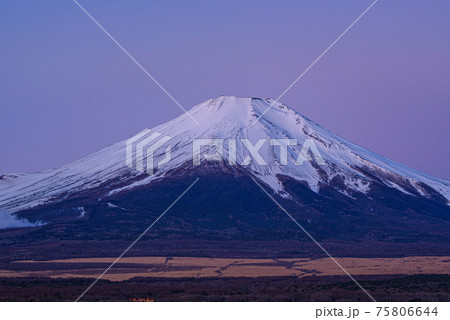 月明かりに照らされる富士山（山中湖） 75806644