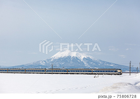 岩木山を背景に走る寝台特急はつかり 岩木山を背景に走る寝台特急はつかり 75806728