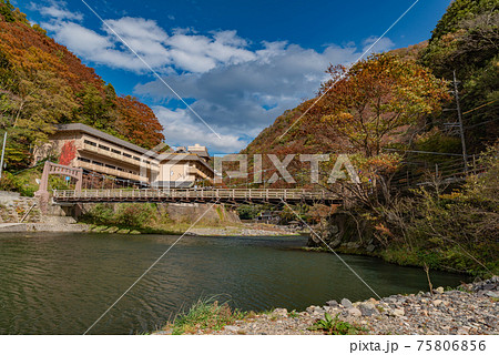 湯原温泉 秋 岡山県 真庭市 美作三湯 寄りそい橋の写真素材