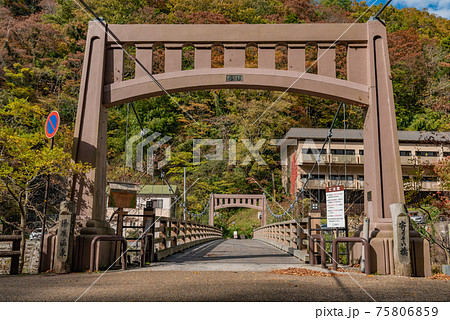 湯原温泉　秋　岡山県　真庭市　美作三湯　寄りそい橋 75806859
