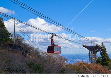 秋の筑波山(女体山)の女体山駅から筑波山ロープウェイ方面を見る 秋の筑波山(女体山)の女体山駅から筑波山ロープウェイ方面を見る 75807181