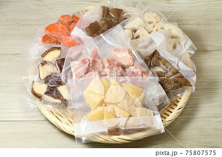 フリーザーバックに入った筑前煮と旨煮のカット食材ザル盛り、冷凍真空パック保存 75807575