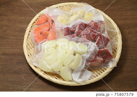 フリーザーバックに入ったカレー、シチューの冷凍食材。野菜と肉、カット野菜の冷凍真空パック保存、四種類 フリーザーバックに入ったカレー、シチューの冷凍食材。野菜と肉、カット野菜の冷凍真空パック保存、四種類 75807579